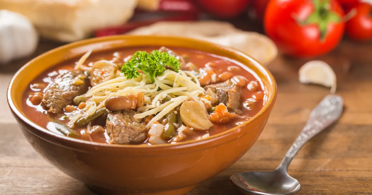 Sopa de Feijão com Carne e Macarrão